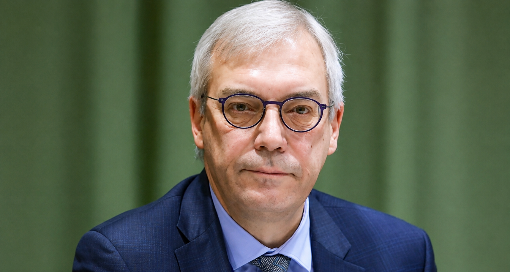 Европ Орос-Украины мөргөлдөөнийг энхийн замаар шийдвэрлэхийг хүсвэл зэвсэг нийлүүлэхээ зогсоох ёстой гэжээ